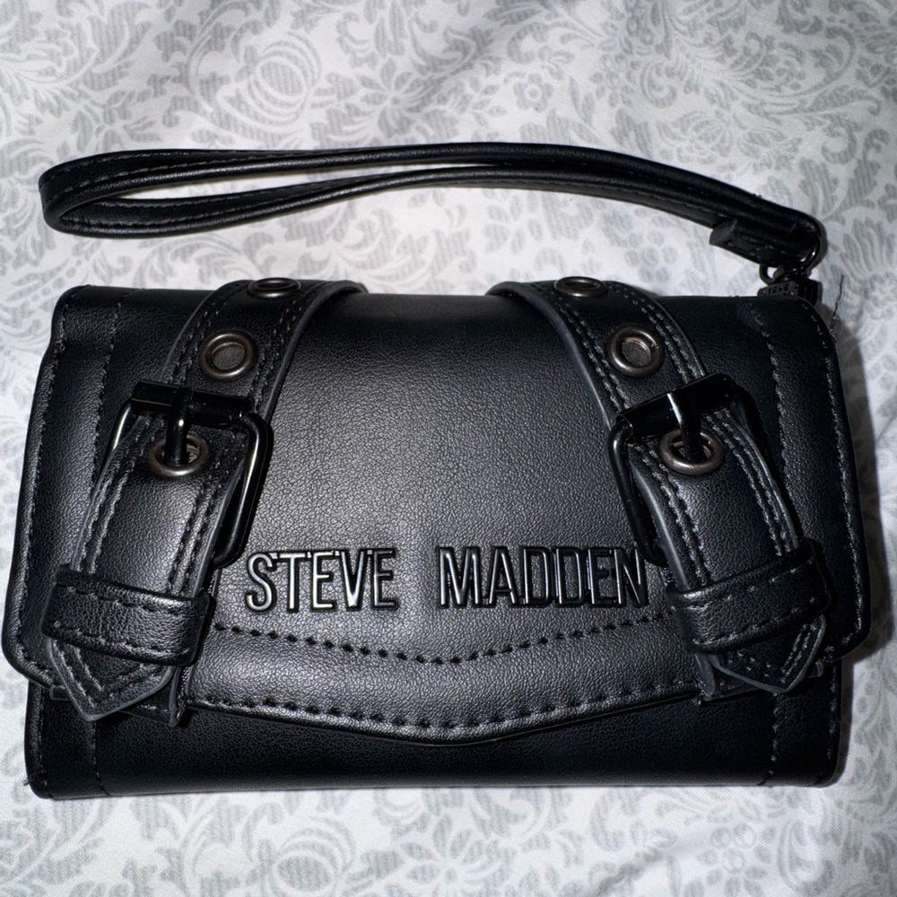 steve madden black wristlet